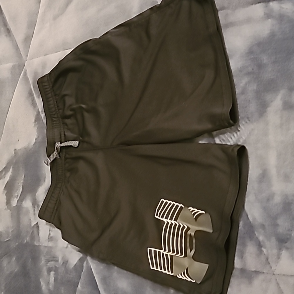 Under Armour black athletic shorts YL